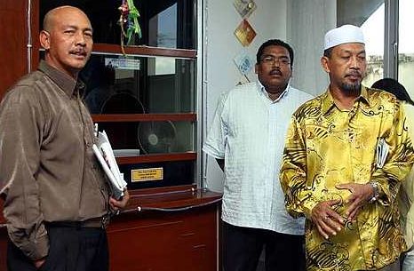 ZUL Hassan (kiri) dan ahli perniagaan Fairul Azrim Ismail ketika berada di Jabatan Agama Islam Perak, Ipoh untuk membuat laporan pada Selasa lalu. Di kanan ialah Ketua Parti Keadilan Rakyat Bahagian Parti, Usaili Alias. 