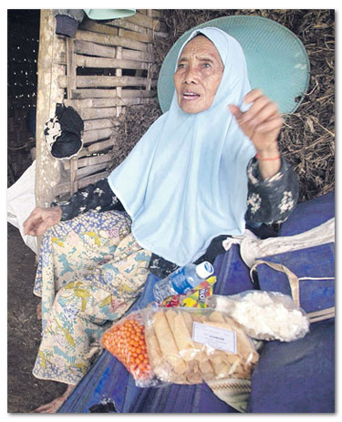 IBU Amrozi, Tariyem duduk dalam rumahnya di Lamongan, Jawa Timur semalam. 