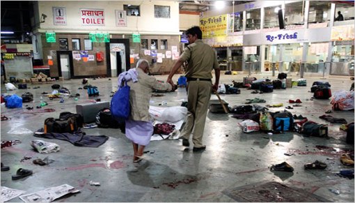 SEORANG anggota polis memimpin seorang warga tua terselamat selepas serangan bom di stesen kereta api Mumbai, lewat malam kelmarin. 